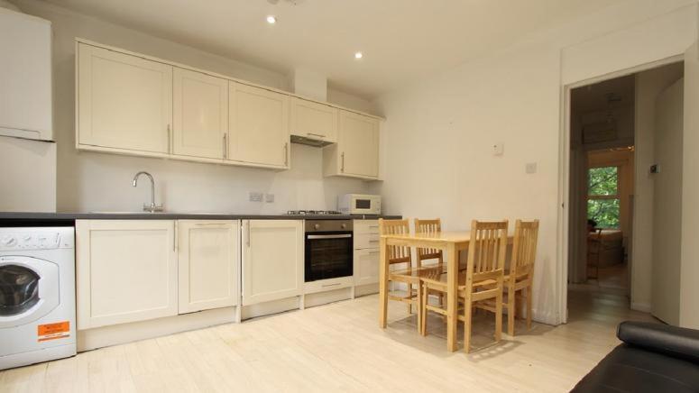 Redecorated Single With Shared Bathroom And Kitchen Accommodatie bij particulieren Londen