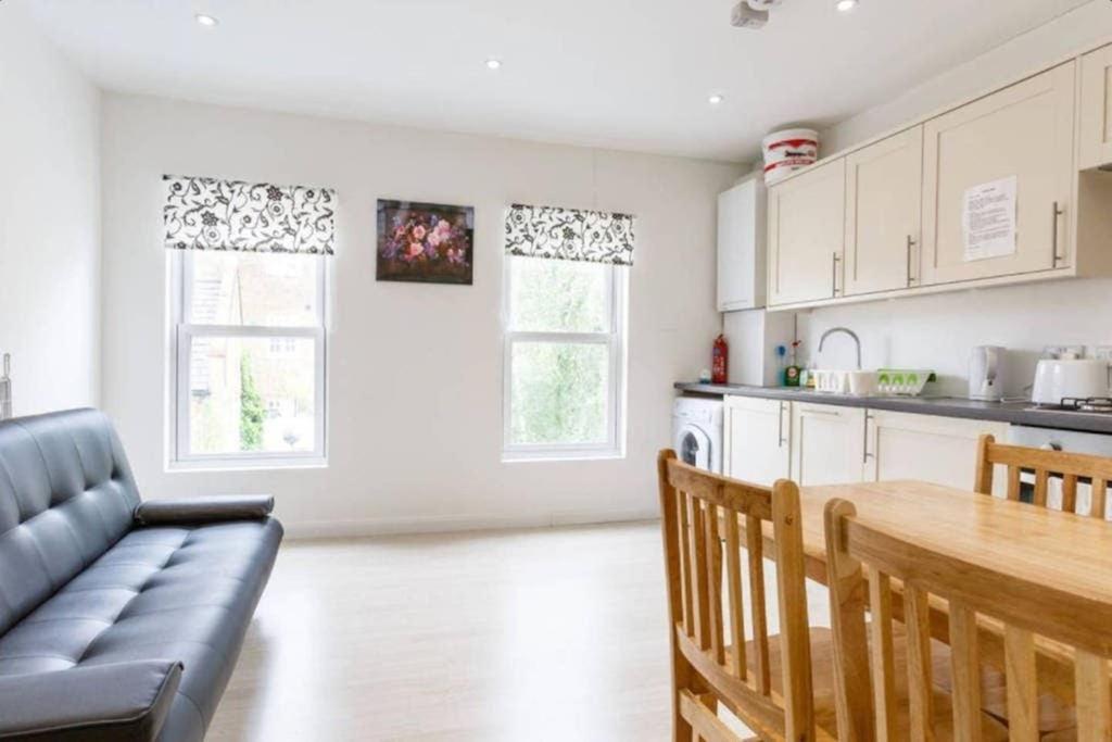 Accommodatie bij particulieren Redecorated Single With Shared Bathroom And Kitchen