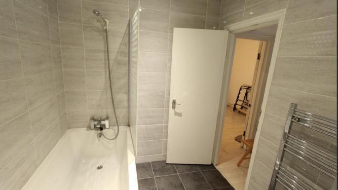Redecorated Single With Shared Bathroom And Kitchen Londres