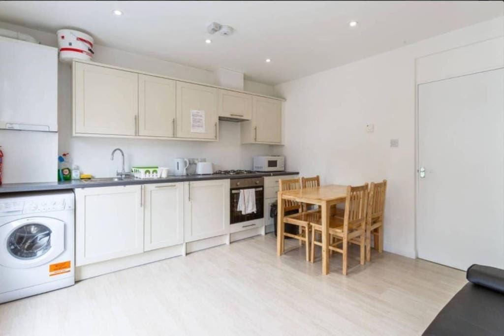 Redecorated Single With Shared Bathroom And Kitchen Londen