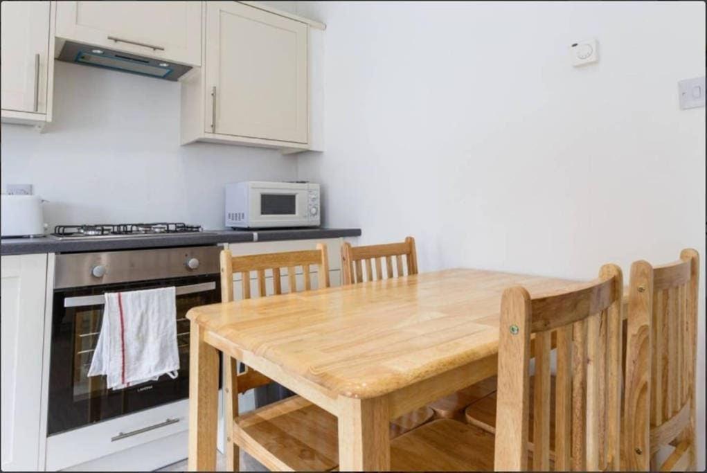 Accommodatie bij particulieren Redecorated Single With Shared Bathroom And Kitchen *