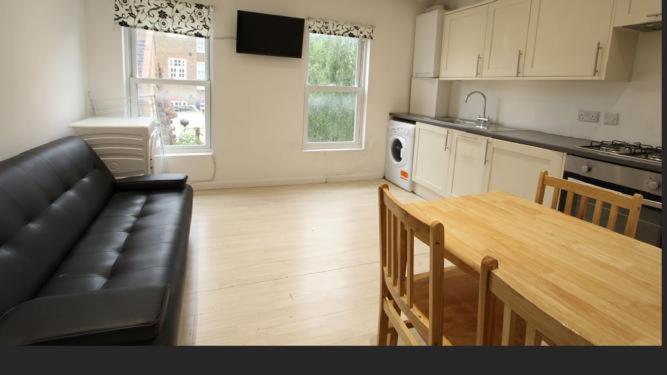 Accommodatie bij particulieren Redecorated Single With Shared Bathroom And Kitchen