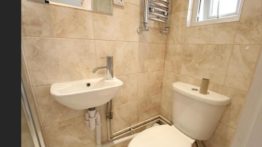 Redecorated Single With Shared Bathroom And Kitchen Accommodatie bij particulieren Londen